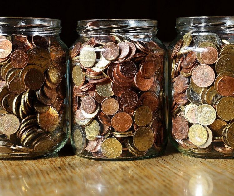 Sparschwein mit Münzen